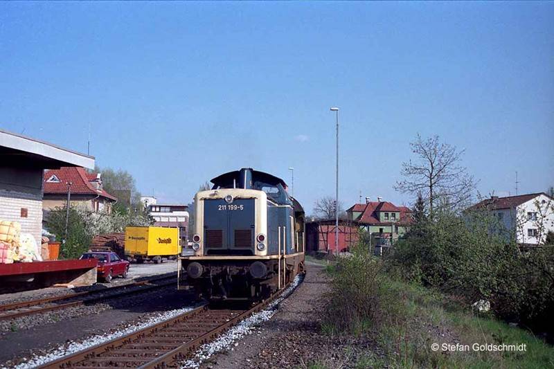 Am 15. April 1992 war noch die Baureihe 211 für den Güterverkehr nach Rodach...