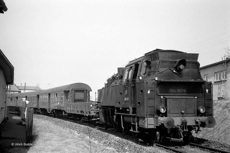 Die Coburger 64 367 führt am 5. April 1969 in Neuses den P3339 nach Rodach.